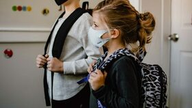 Zwei Kinder mit Nasen-Mundschutz