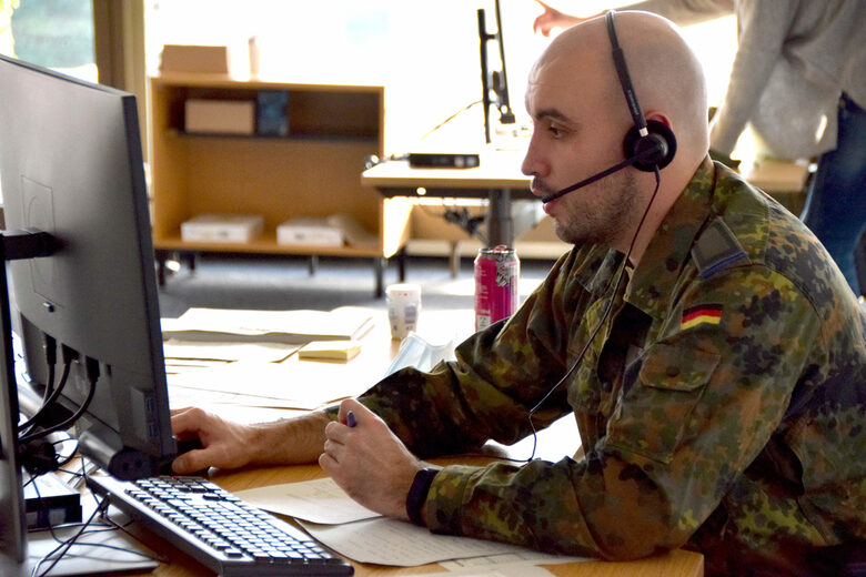 15 Soldatinnen und Soldaten unterstützen als Telefonisten das Gesundheitsamt