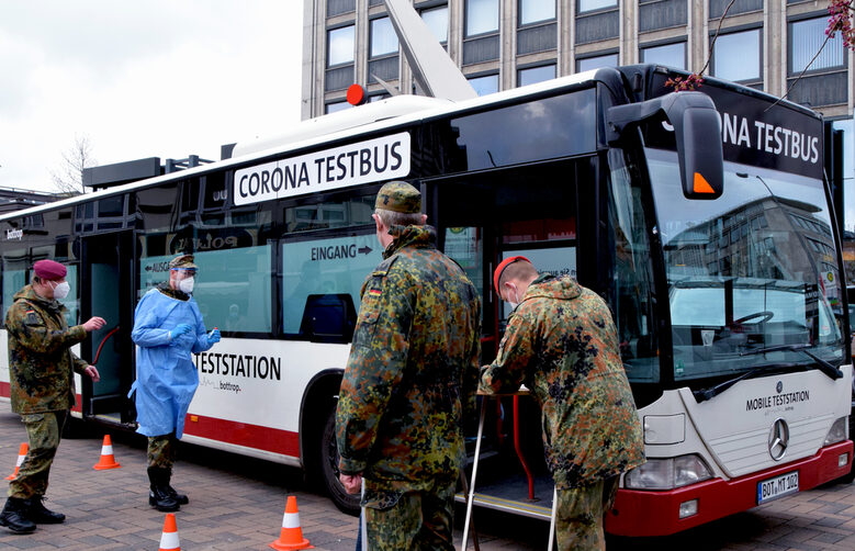 Außenansicht Test-Bus mit Soldaten der Bundeswehr
