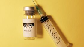 Symbolbild Impfampulle und Spritze