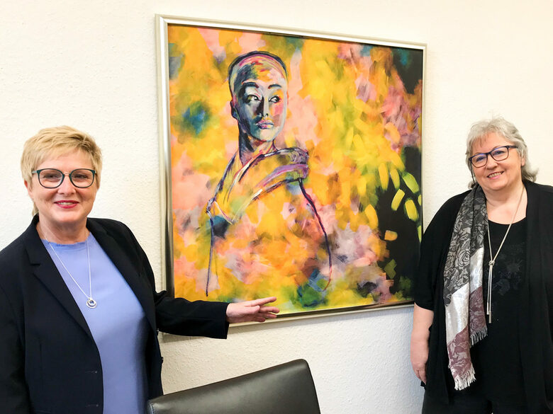Bürgermeisterin Monika Budke (links) mit Künstlerin Regina Kreer-Ulbrich