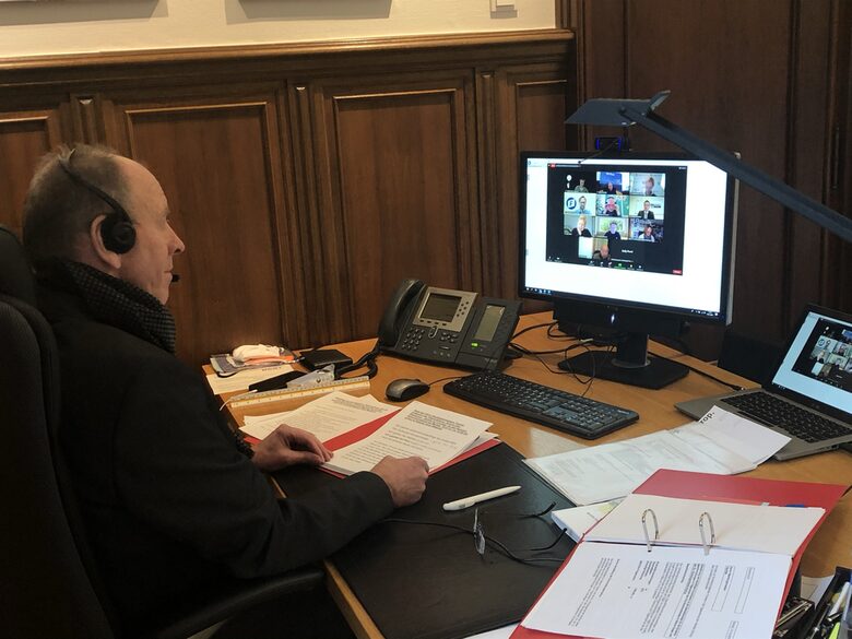 Bernd Tischler nimmt in seinem Büro an Videokonferenz teil