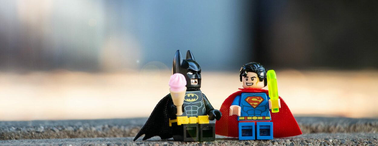 Symbolbild zwei Helden-Legofiguren auf einem Stein