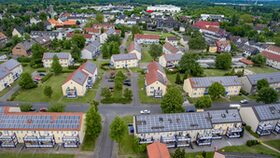 Luftbild Wohnsiedlung mit Photovoltaikanlagen