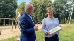 Technischer Beigeordneter Klaus Müller und Abteilungsleiterin Katja Schreiber haben bereits erste grobe Pläne für die neue Anlage