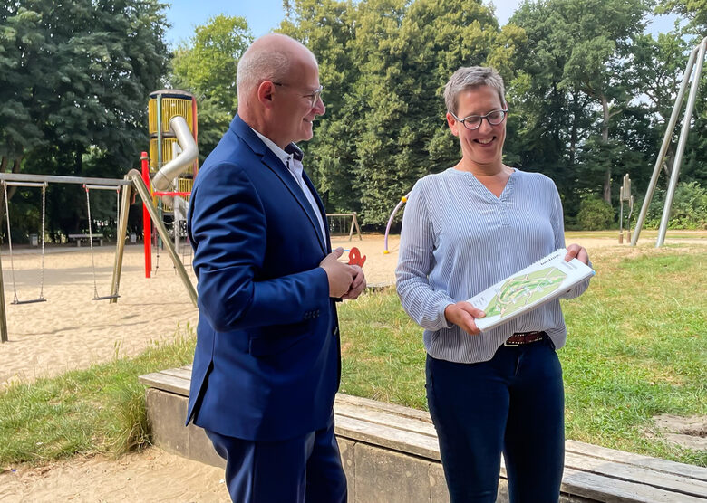 Technischer Beigeordneter Klaus Müller und Abteilungsleiterin Katja Schreiber haben bereits erste grobe Pläne für die neue Anlage