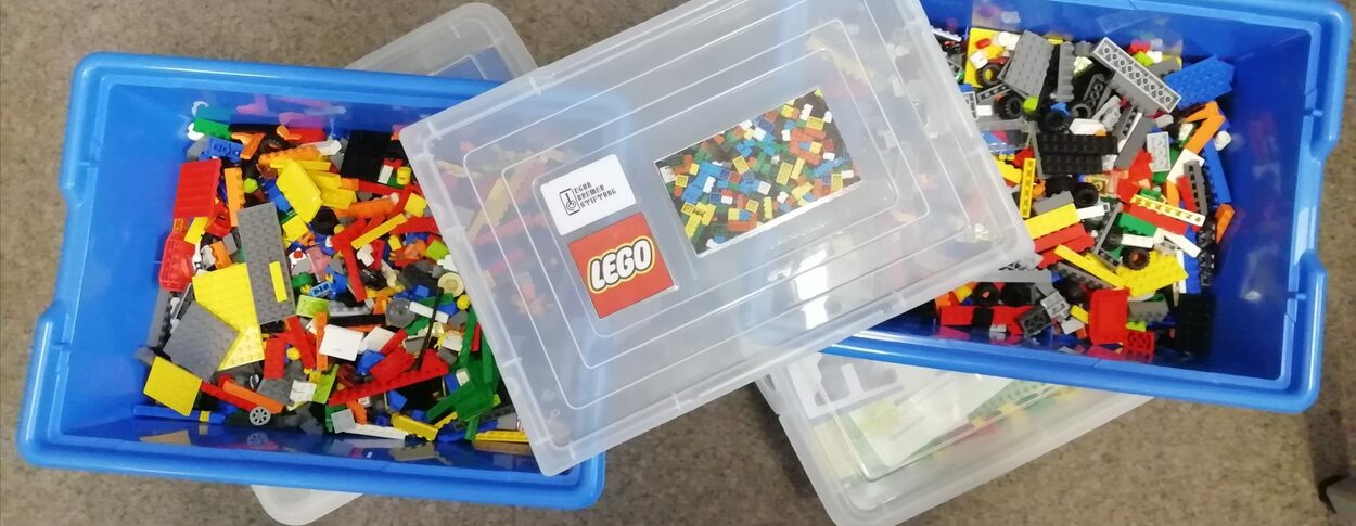 Zwei Boxen gefüllt mit LEGO Steinen