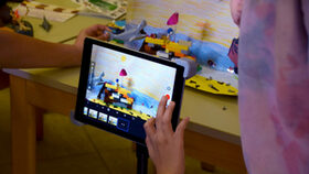 Kinder filmen ihre selbstgebaute Szene mit einem iPad