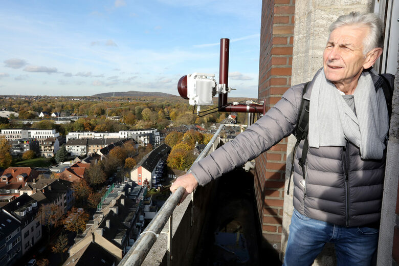 Herrmann Beckfeld trifft sich auf dem Rathausturm mit Andreas Pläsken vor dem Rathaus in Bottrop