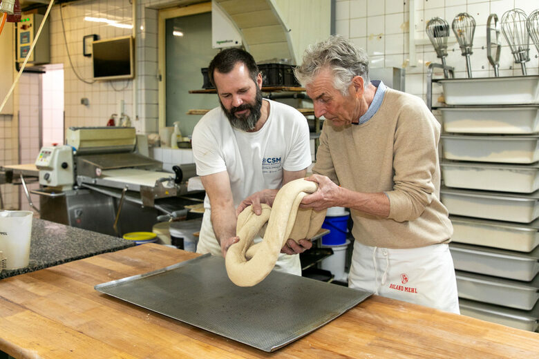 Stadtschreiber Hermann Beckfeld backt Brezel beim Bäcker Kläsener in Bottrop Kirchhellen