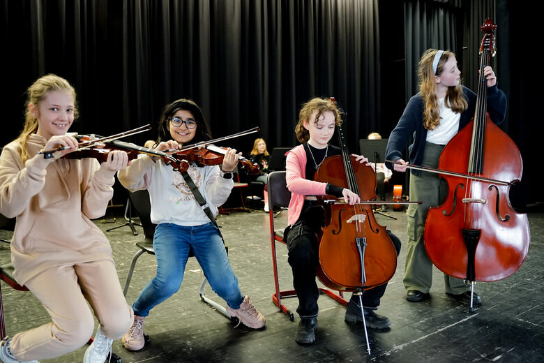 Vier Mädchen spielen ihr Streichinstrument auf der Bühne
