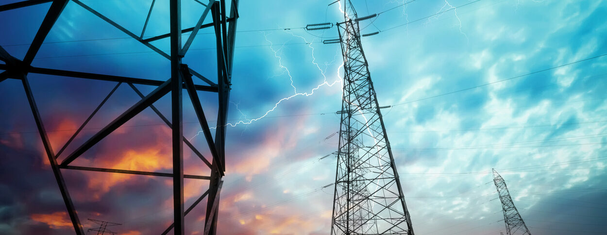 Stromleitungen und Blitz