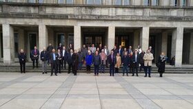Gruppenfoto der VertreterInnen vor dem Finanzministerium