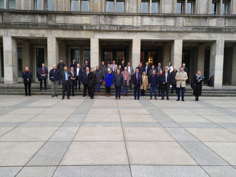 Gruppenfoto der VertreterInnen vor dem Finanzministerium
