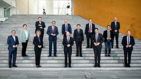 Gruppenfoto der VertreterInnen mit Bundeskanzler Olaf Scholz