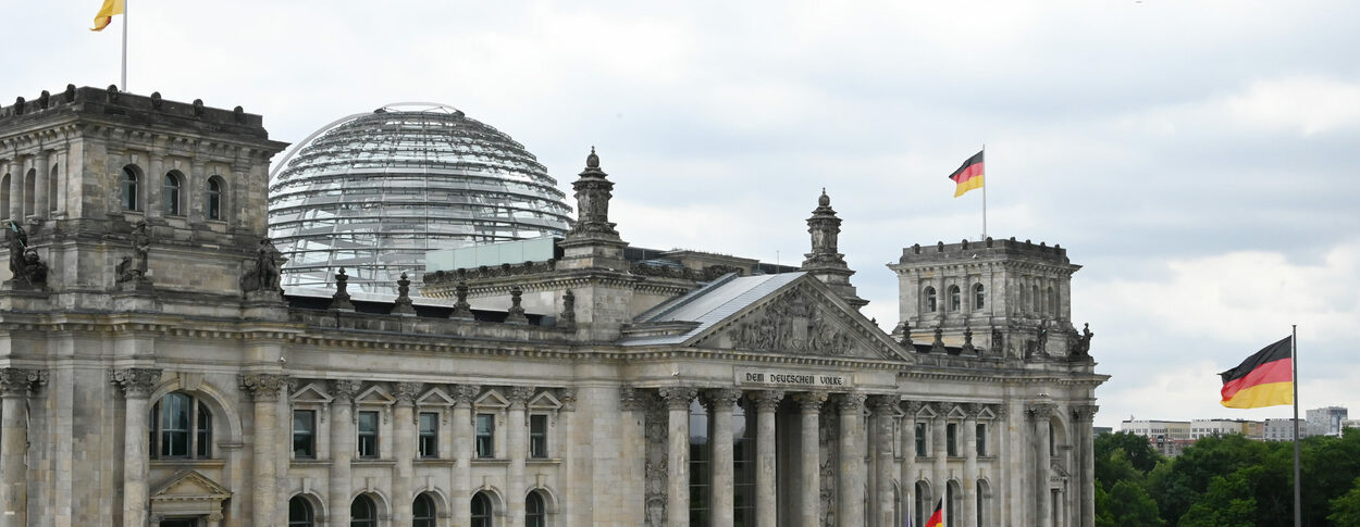 Reichstagsgebäude, Reichstag, Außenansichten, Fahne, Fahnen, Westseite.