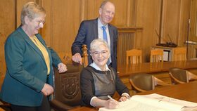 Oberbürgermeister Bernd Tischler, Bürgermeisterin Monika Budke und Judith Neuwald-Tasbach