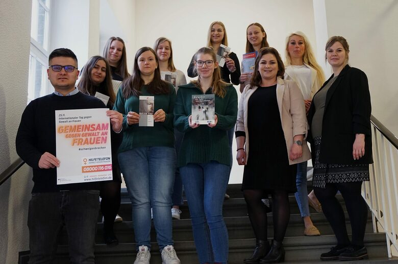 Das Team der Studierenden gemeinsam mit Susanne Lehmann, Marit Stöckmann und Carina Tyroff aus der Gleichstellungstelle der Stadt Bottrop.