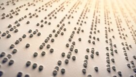 Nahaufnahme von Braille Schrift