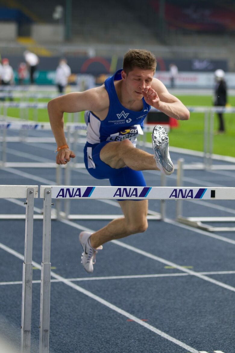 Marius Lewald sprintet über eine Hürde