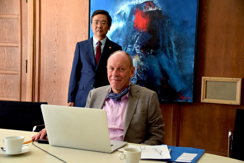 Oberbürgermeister Bernd Tischler und Jian Guo (DCKD) bereiten sich auf die Videokonferenz vor