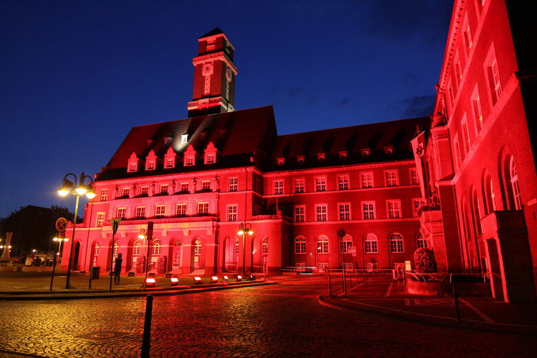 Außenansicht des Rathauses im roten Licht
