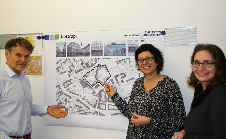 Dominik Geyer, Dr. Bettina Lelong und Veronika Howe (v.l.n.r.) vom Planungsbüro Stadt- und Regionalplanung Dr. Jansen GmbH führen die Voruntersuchungen im Hansaviertel durch.