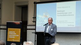 Oberbürgermeister Bernd Tischler eröffnet die Bottroper Ausbildungs- und Fachkräftekonferenz