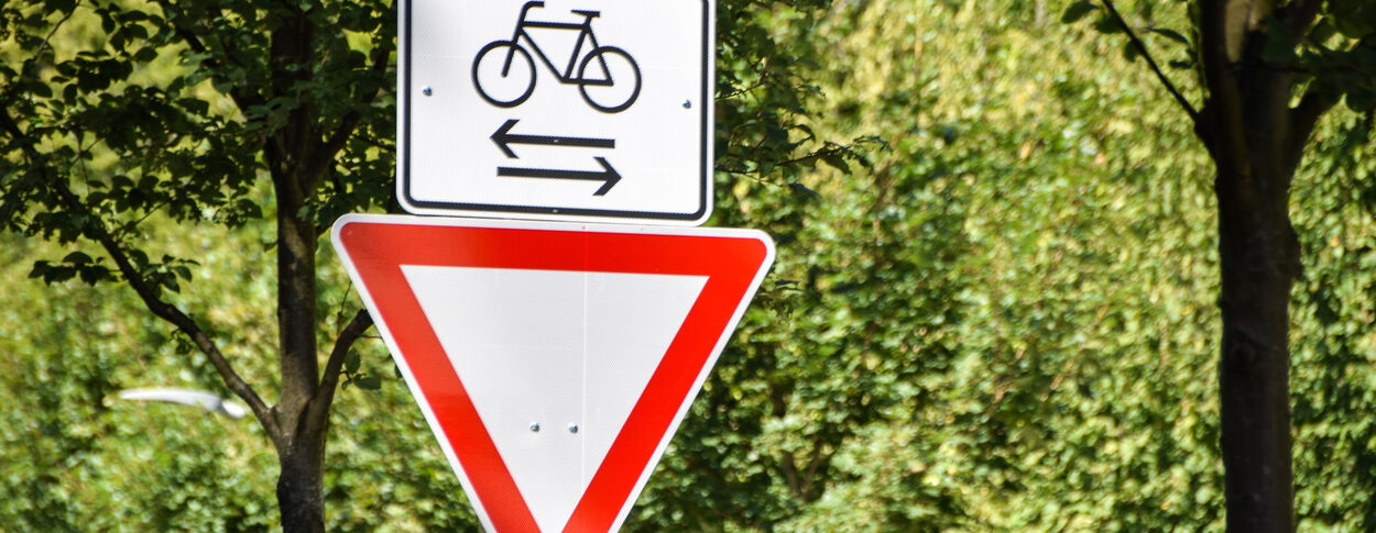 Nahaufnahme Verkehrszeichen Radquerung