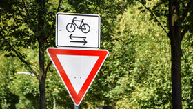 Nahaufnahme Verkehrszeichen Radquerung