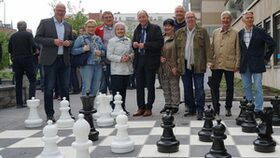 Gruppenfoto vor Schachfeld
